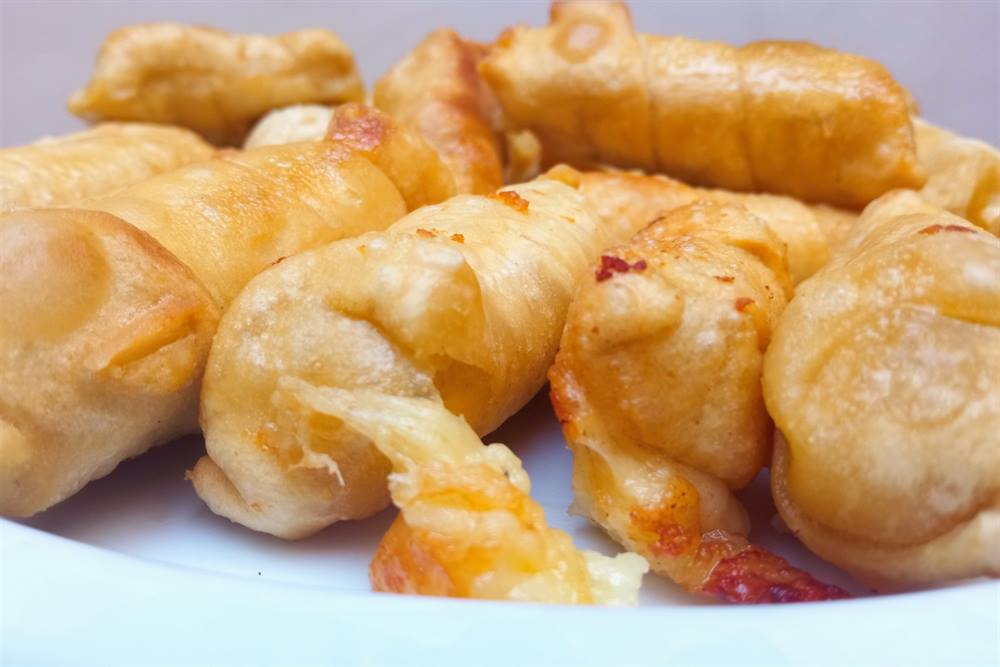Tequeños venezolanos fritos dorados con queso llanero fundente